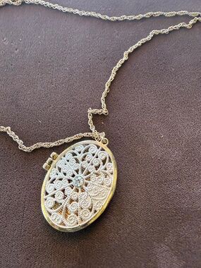 umarked vintage locket necklace